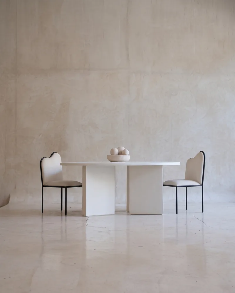 TABLE KALYA — tables, bois avec finition texturée, mobilier fait main à Marrakech