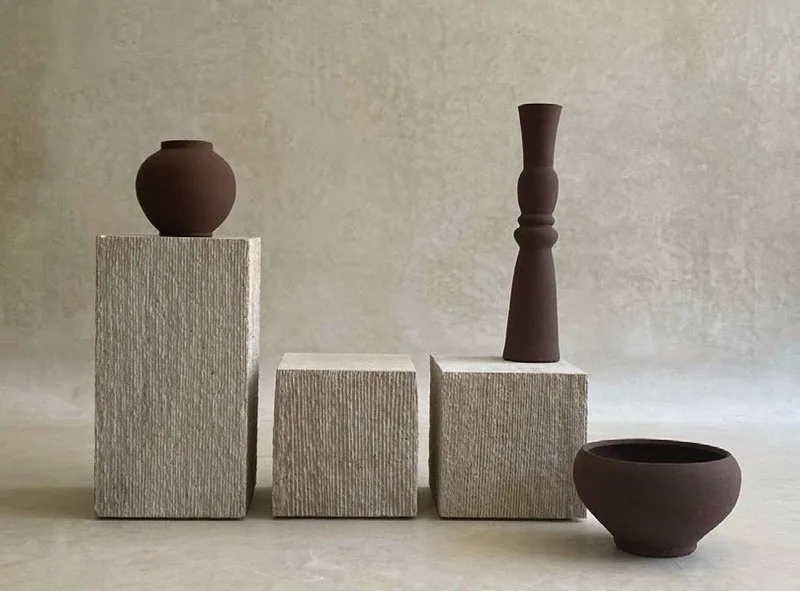 COLONNE CUBA — tables, travertin avec finition bouchardée, mobilier fait main à Marrakech